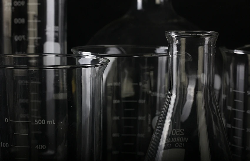 Dlaczego szkło borokrzemowe jest odporne na wysokie temperatury i chemikalia?