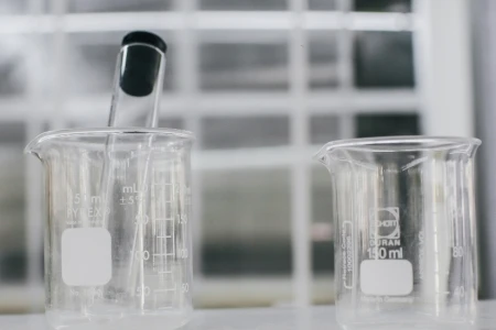 Dlaczego tuby borokrzemowe są idealne do destylacji i reaktorów chemicznych?